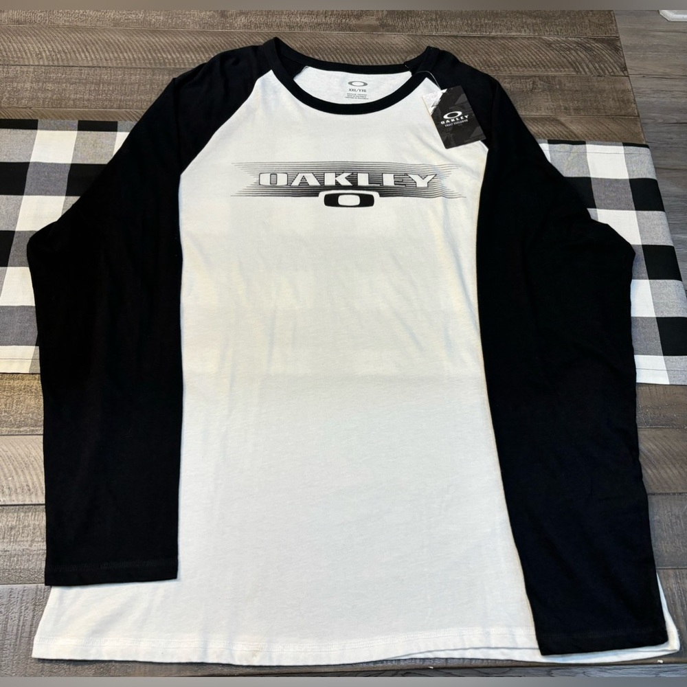 Brand: Oakley
Type: T-Shirt
Size: Men 2X
Condition: Brand New
